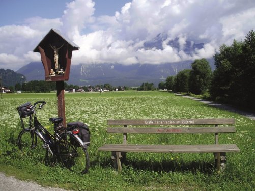 Zillertal algemeen Bankje op grasveld